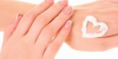 Kem dưỡng da tay trắng muốt mềm mịn hiện nay